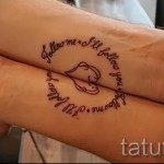 Фото парных татуировок с надписью "Follow me, I'll follow you" и изображением сердца на запястьях. Символ любви и преданности.