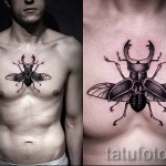 Тату насекомые - жук скоробей черного цвета в середине грудины для мужчины