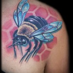 Тату насекомые - пчела и соты на плече для девушки