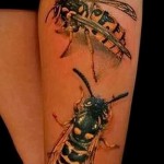 Тату насекомые - пчелы на ноге у девушки