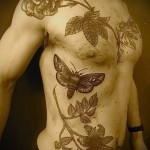 Тату насекомые - растения и мотылек на теле мужчины