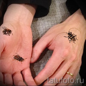 Фото татуировок с изображением пчел на руках. Маленький размер и реалистичный стиль.