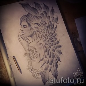 Черно-белый эскиз татуировки с изображением девушки с крыльями, держащей руки в молитвенном жесте. Детализированные крылья и лицо.