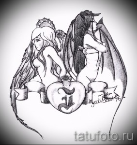 Черно-белый эскиз татуировки с изображением ангела и демона, склонившихся над разбитым сердцем. Детализированные крылья, рога и эмоциональные выражения лиц.