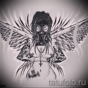 Эскиз татуировки ангела в противогазе с крыльями и татуировками на руках, выполненный в стиле киберпанк.