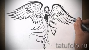 Эскиз татуировки ангела в стиле трайбл, выполненный в черном цвете с использованием геометрических форм.