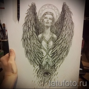 Эскиз татуировки ангела с песочными часами и глазом, выполненный в детальной графике.