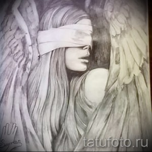 Черно-белое фото эскиза татуировки с изображением девушки с завязанными глазами и крыльями ангела. Загадочный и меланхоличный рисунок.