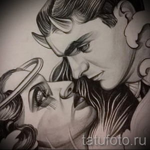 Черно-белый рисунок татуировки, изображающий ангела и демона, страстно целующихся. Ангел с нимбом, демон с рогами, их лица близко друг к другу.