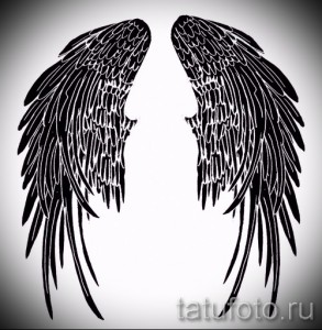 Простой, но эффектный эскиз татуировки с изображением пары черных крыльев, выполненный в минималистичном стиле с четкими контурами.