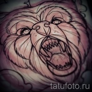 Эскиз татуировки с изображением разъяренного медведя, демонстрирующего свои клыки и ярость. Подходит для тех, кто ценит силу и агрессию.