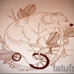 Милый эскиз татуировки с изображением медведя, едущего на велосипеде, окруженного листьями. Подходит для тех, кто ценит юмор и оригинальность.