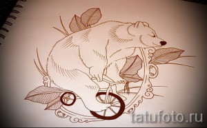 Милый эскиз татуировки с изображением медведя, едущего на велосипеде, окруженного листьями. Подходит для тех, кто ценит юмор и оригинальность.