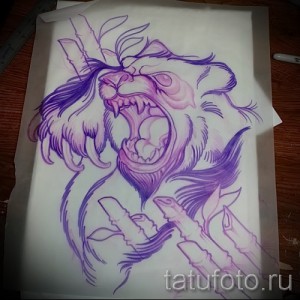 Эскиз татуировки медведя в ярости, с бамбуковыми стеблями, выполненный в фиолетовых тонах. Идеально для любителей дикой природы и символизма.