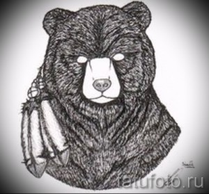 Эскиз татуировки с изображением головы медведя, украшенной перьями. Детализированная проработка шерсти и глаз. Подходит для любителей индейской культуры и символизма.