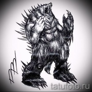 Черно-белый эскиз татуировки медведя, стоящего на задних лапах. Детализированная проработка шерсти и когтей. Идеально для любителей дикой природы и силы.