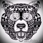 Фотография черно-белого эскиза татуировки медвежьей головы, заполненной сложными геометрическими узорами в этническом стиле.