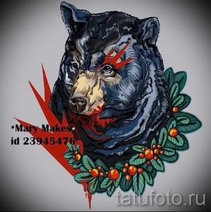 Фотография цветной татуировки медвежьей головы, украшенной красными ягодами и брызгами краски. Сочетание реализма и традиционного стиля.