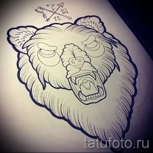 Черно-белый эскиз татуировки медвежьей головы с тонкими линиями и детальной проработкой шерсти. Идеально для любителей традиционных рисунков.