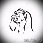 Черно-белый эскиз татуировки медведя, изображенного в динамичной позе. Лаконичный дизайн, идеально подходящий для минималистичных тату.