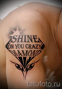 Фото тату бриллианта с надписью "Shine On You Crazy Diamond" из песни Pink Floyd. Стильный и оригинальный рисунок татуировки.