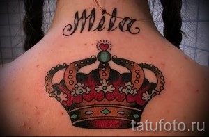 Фото тату яркой короны и имени "Mila" на шее. Цветная татуировка в стиле олдскул, выполненная с использованием насыщенных цветов и четких контуров.