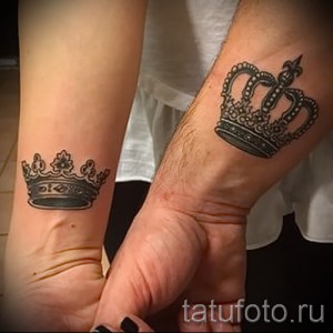 Фото парных татуировок: мужская и женская короны на запястьях. Черно-серые татуировки с детальной проработкой, символизирующие любовь и верность.