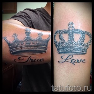Фото парных татуировок: две короны с надписями 'True Love' на плечах. Романтичный рисунок татуировки для влюбленных.