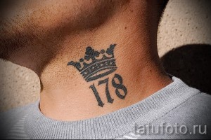 Фото татуировки на шее: минималистичный рисунок короны и числа '178', выполненный в черных линиях.