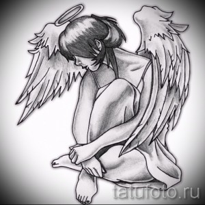 Эскиз татуировки ангела в печали, сидящего в позе скорби с опущенной головой и большими крыльями, выполненный в черно-белой графике.