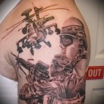 Армейская татуировка - вертолет и боевые действия