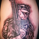 Армейская татуировка - человек в форме с автоматом