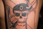 Армейская татуировка — череп в берете и якорь
