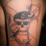 Армейская татуировка - череп в берете и якорь