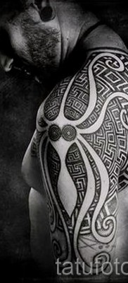 Древняя татуировка — вариант на плече для мужчины