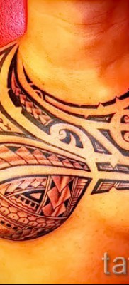 Древняя татуировка на груди и плечах для мужчины