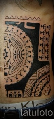 Древняя татуировка на половине живота