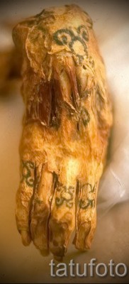 Древняя татуировка на руке мумии