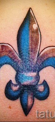 Королевская лилия тату фото — ниже шеи между лопатками — цветная