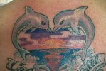 Тату дельфин целует дельфина — в форме сердца