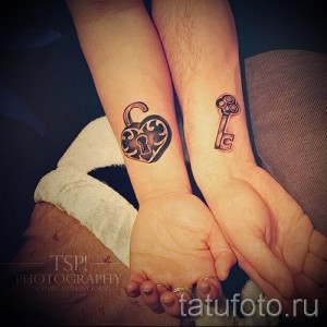 Фото парных тату на запястьях: на одной руке замок, на другой – ключ. Черно-белый рисунок татуировки символизирует любовь и верность.