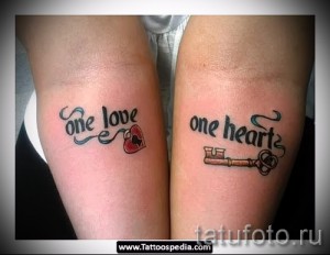 Фото тату для пары: минималистичные рисунки с надписями 'One Love' и 'One Heart' с изображением замка и ключа, выполненные на руках. Простые и символичные эскизы татуировок.