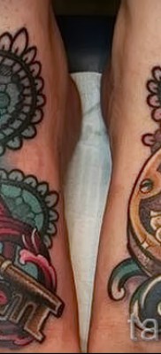 Тату замок и ключ фото пример — цветная татуировка внизу обоих ног