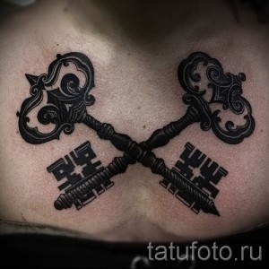 Фото парных тату на груди: два ключа, перекрещенные между собой, выполненные в черном цвете с детализированной проработкой.