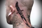 Тату нож за ухом — татуировка на голове и шее парня