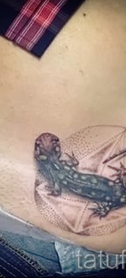 Тату саламандра фото — работа на боку — внизу живота