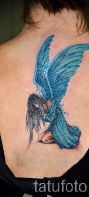 Тату фея с голубыми крыльями — работа по центру спины