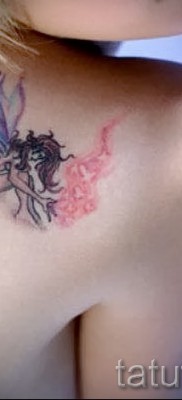 Тату фея — цветная татуировка на лопатке у женщины