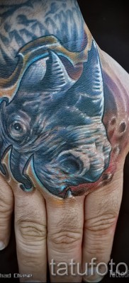 Фото пример тату носорог — на кулаке и руке у мужчины