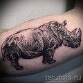 Фото пример тату носорог - реалистичная татуировка на руку